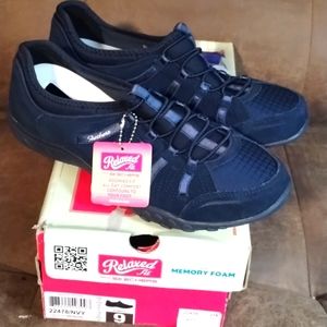 Skechers women's size 9 Navy blue sneakers new in box.